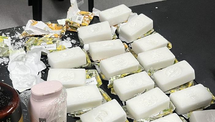 Κατασχέθηκαν 3 κιλά ύποπτης κοκαΐνης μεταμφιεσμένη σε σαπούνι στο ΝΑΙΑ