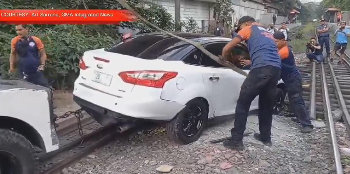 Vehicle gets stuck on PNR tracks in Pandacan, Manila