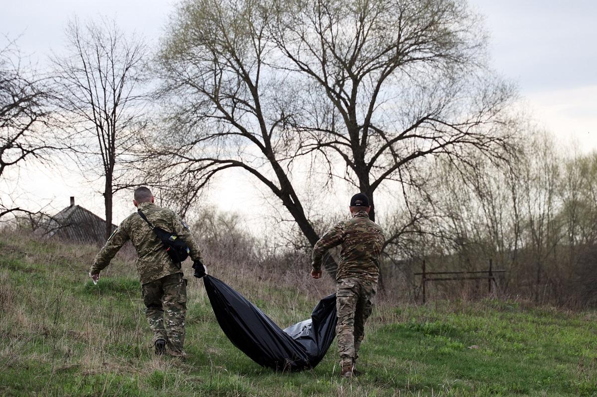 The Ukrainian troops collecting the enemy’s dead