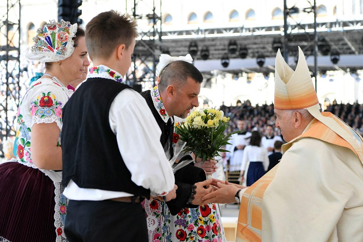 pope francis visits hungary