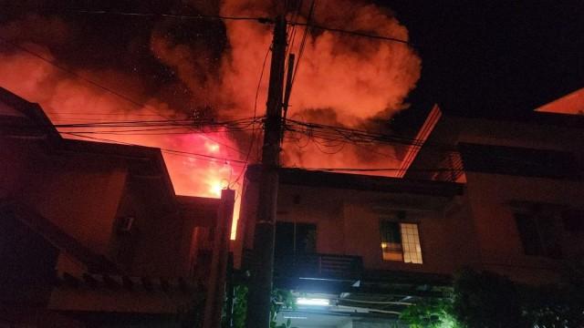 The fire reached the third alarm, according to the Bureau of Fire Protection. PHOTO BY EMY RAYOS 