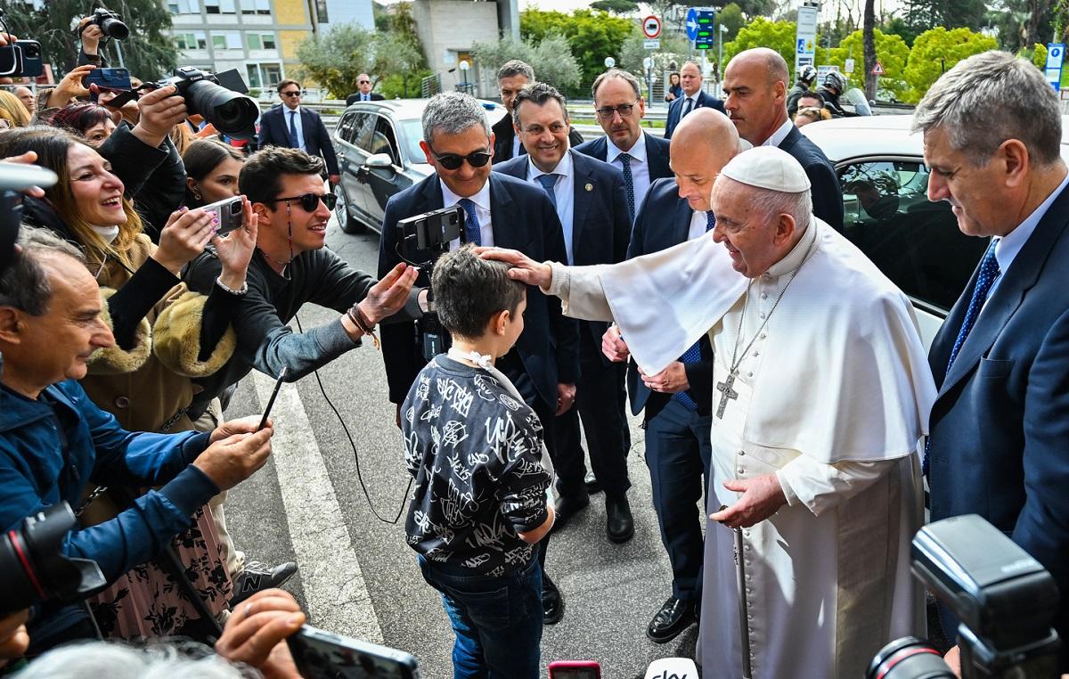 Paus Francis meninggalkan rumah sakit, menyindir ‘Saya masih hidup’