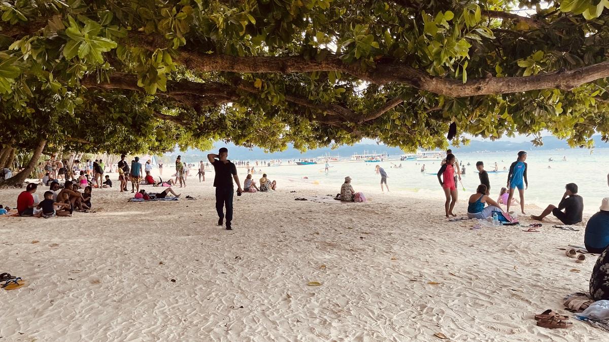 Maundy Thursday tourists in Boracay reached 18,000 —police