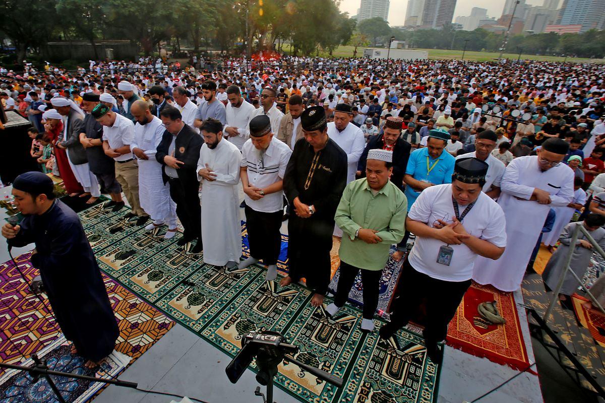 Filipino Muslims gather for Eid'l Fitr, end of Ramadan