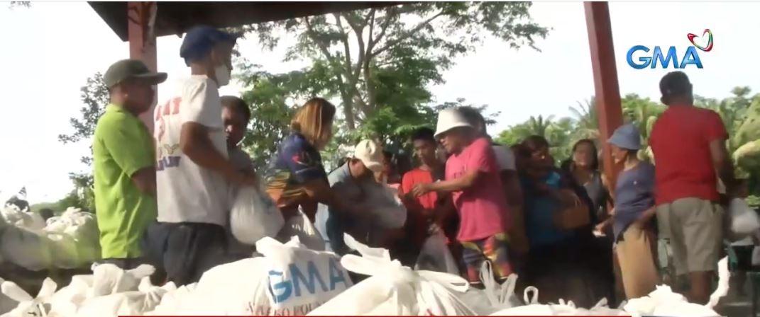 Families hit by oil spill get food packs from GMA Kapuso Foundation