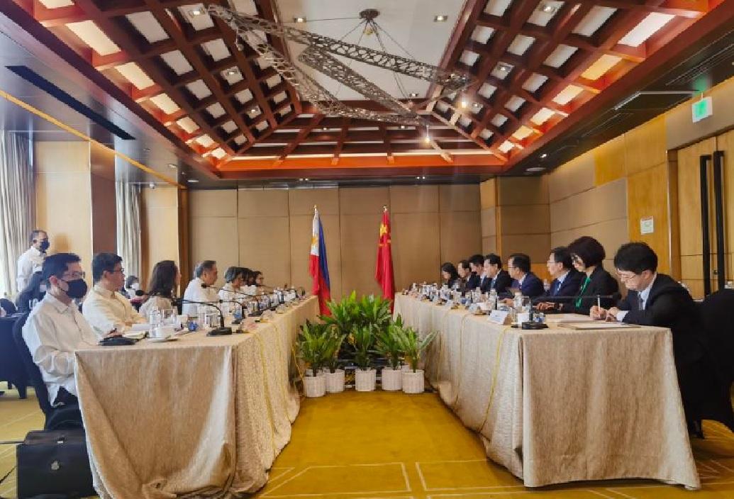 Manalo: Differences should not prevent PH and China from managing sea dispute