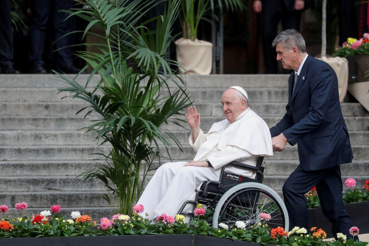 Pope Francis, in Hungary, warns of rising nationalism in Europe, appeals for accepting migrants