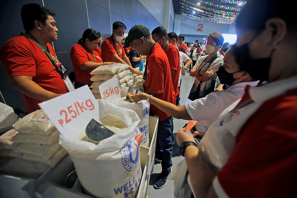 Shoppers line up to buy P25-per-kilo rice at a National Food Authority stall at the Kadiwa ng Pangulo at the SMX Convention Center in SM Mall of Asia on Sunday, April 30, 2023. DANNY PATA