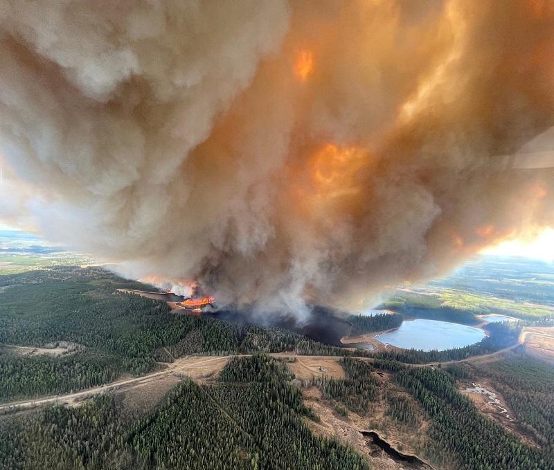 Kebakaran dan banjir di Kanada barat memaksa evakuasi