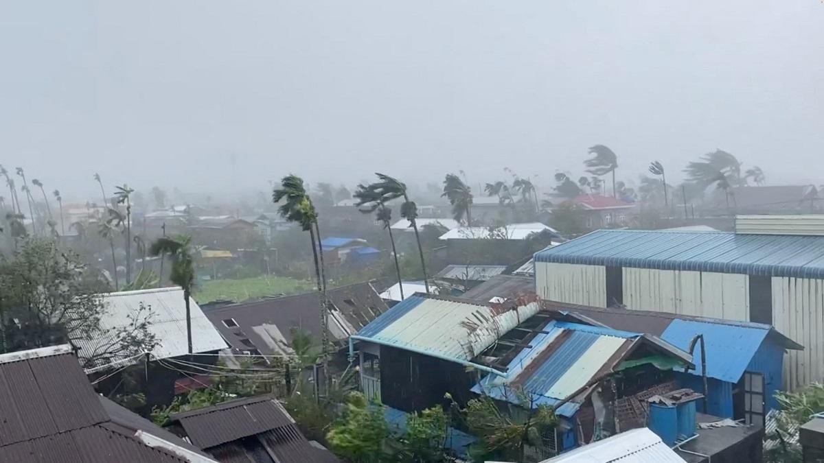 Ratusan orang dikhawatirkan tewas setelah topan menghantam Myanmar barat