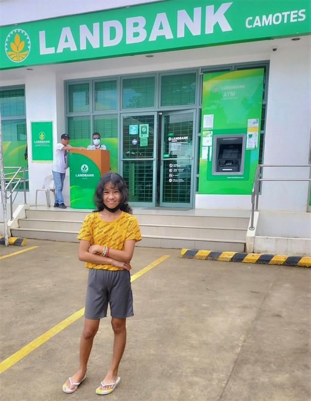Menuju menabung untuk masa depan yang lebih baik: Pelajar Cebu membuka rekening LANDBANK dengan satu peso