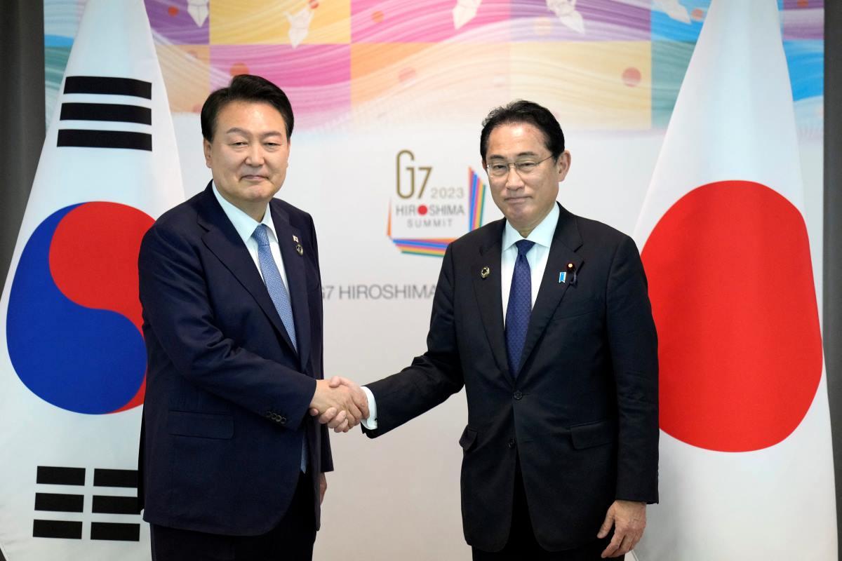 South Korea's Yoon Thanks Japan's Kishida For His Efforts To Mend Ties ...