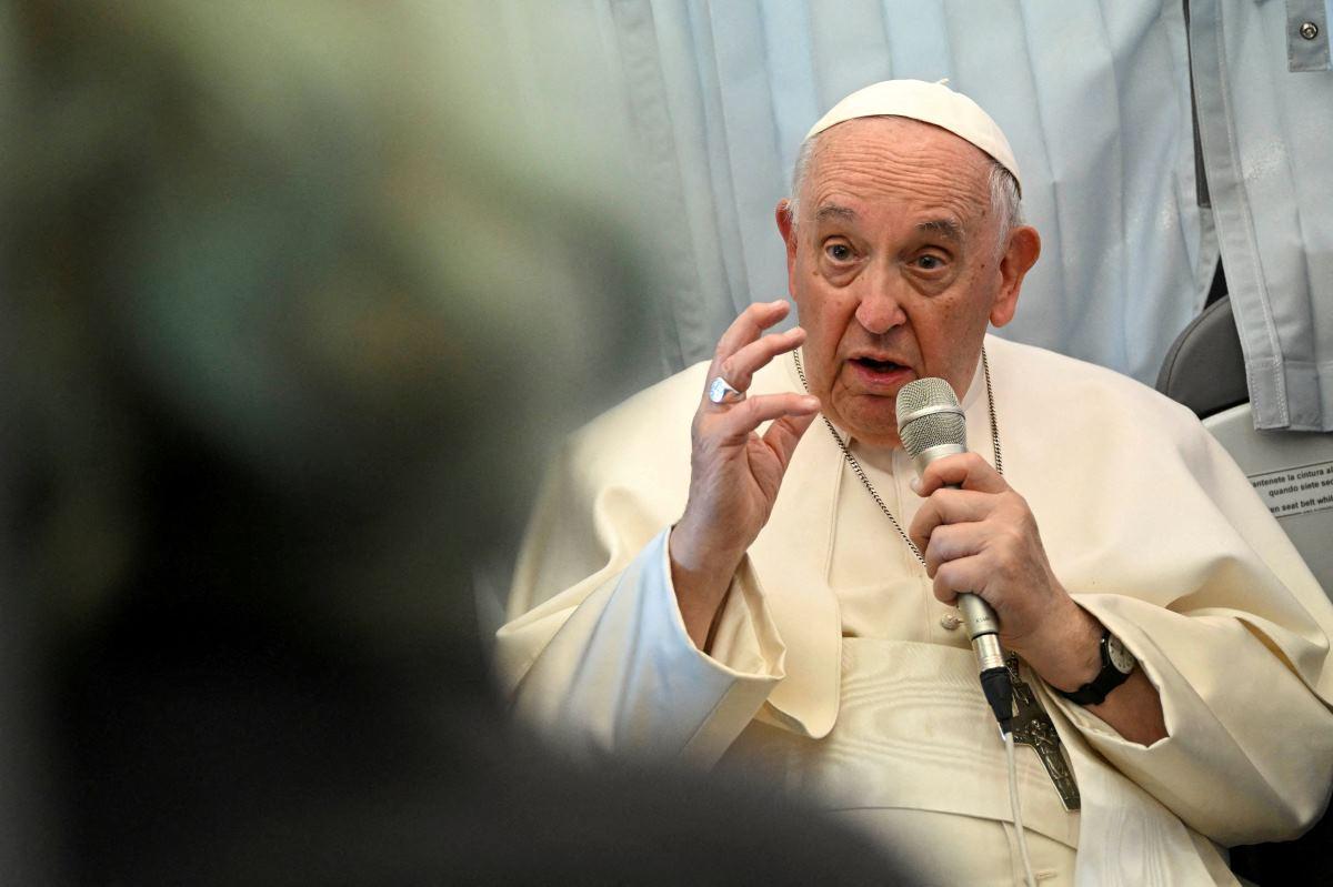 Pope Francis Hints At Slight Opening To Blessings Of Same Sex Couples Gma News Online 