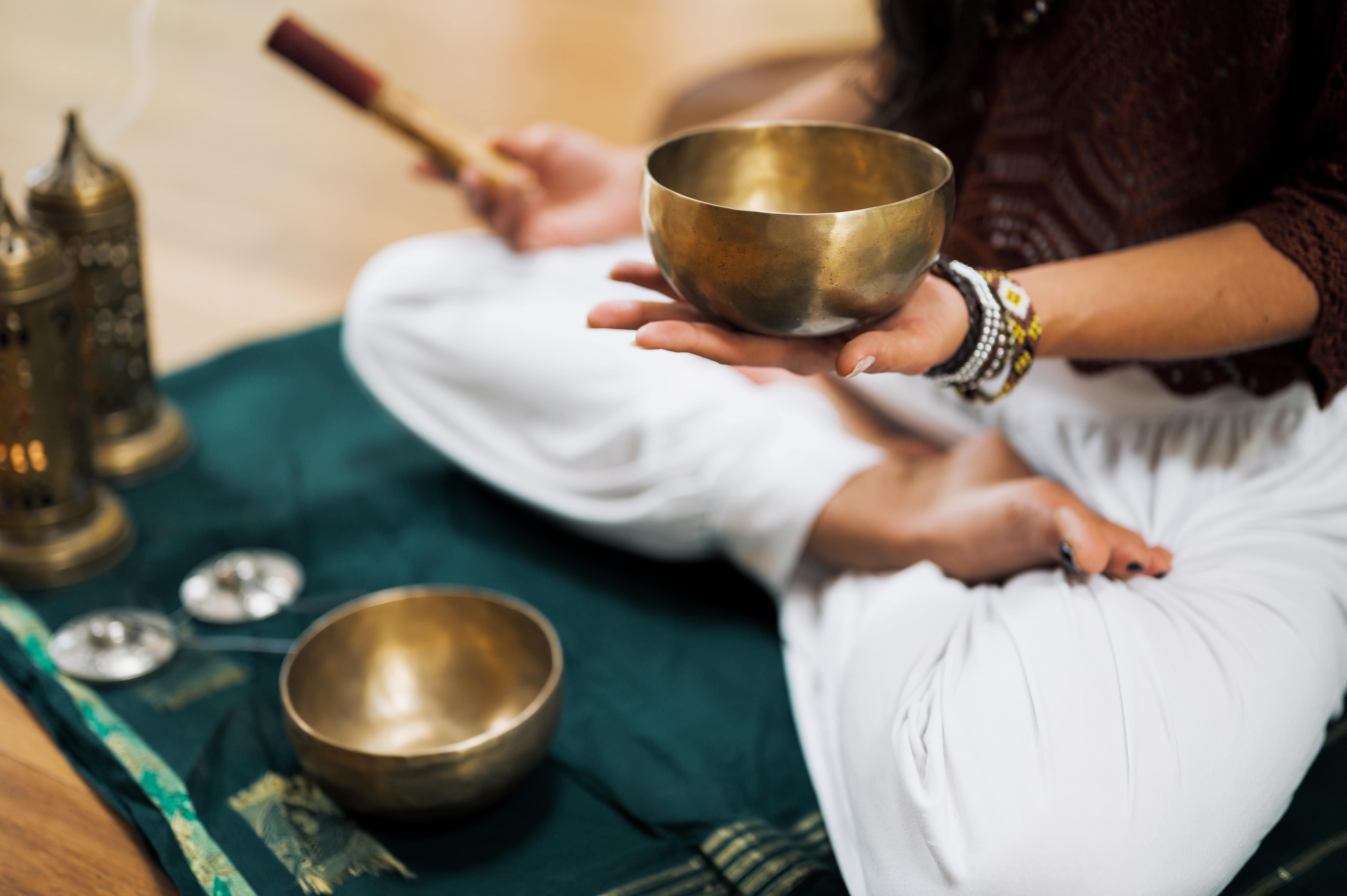 What is a sound bath and how can it help you relax and de-stress?