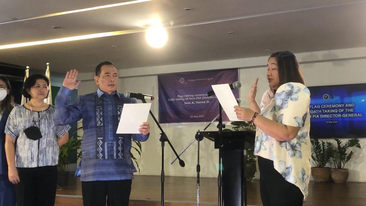 Veteran journo Joe Torres takes oath as PIA chief