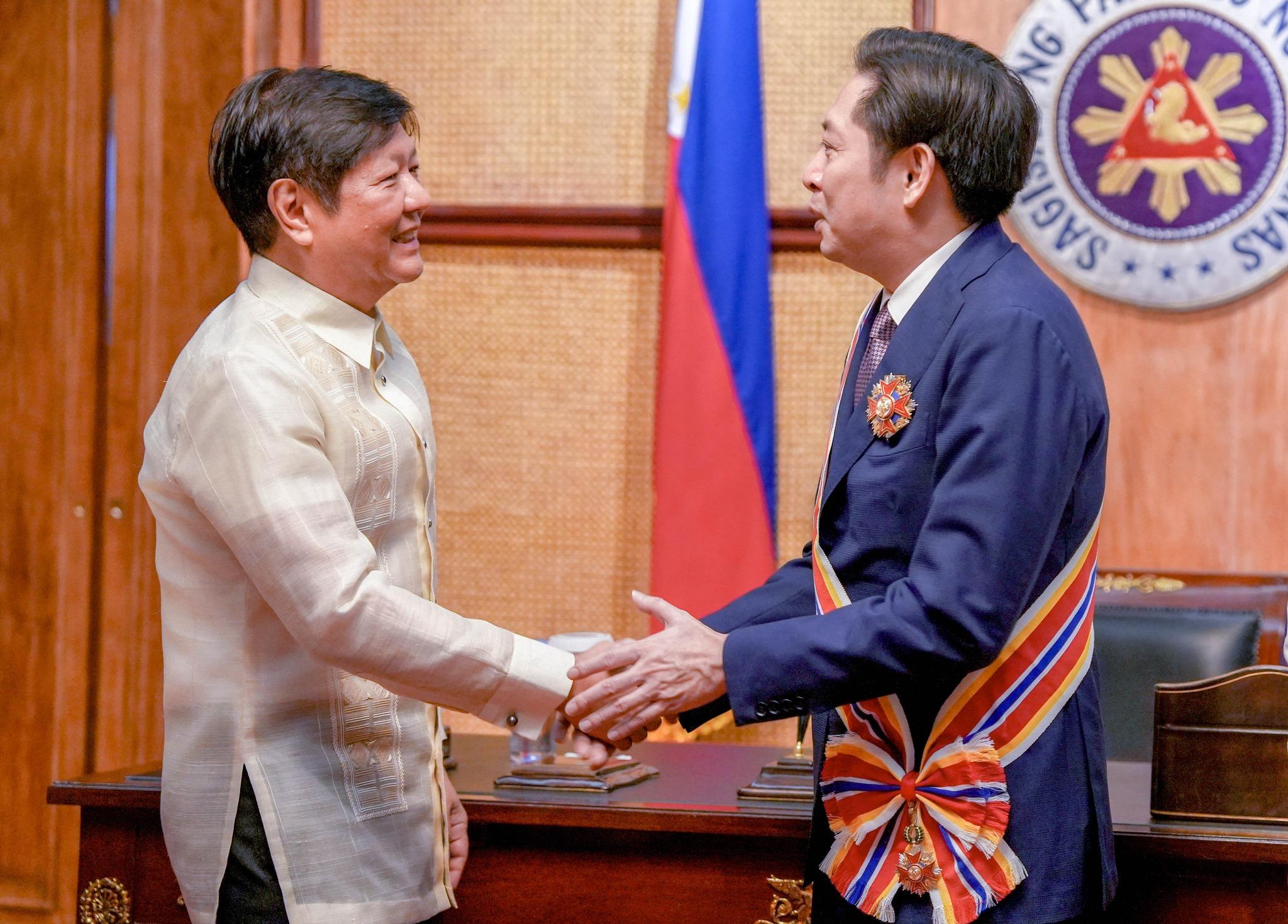 Marcos thanks, confers Order of Sikatuna to Singaporean envoy