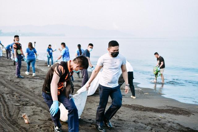 Volunteers clean coastlines with SM by the BAY, SM Center Lemery, SM City Olongapo Downtown and SM City Cebu for World Oceans Day.