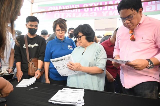 Sec. Maria Antonia Yulo-Loyzaga, SM Supermalls Vice President for Corporate Compliance and SM Cares Director for Environment Programs Engr. Liza Silerio, Pasay City Chief of Staff, Atty. Peter Pardo review trash collection at the SM Coastal Clean-up at SM by the BAY in Pasay City.