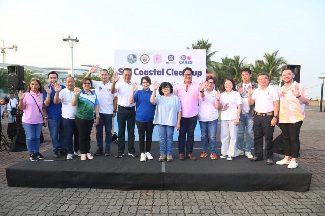 Sec. Maria Antonia Yulo-Loyzaga, together with DENR Undersecretaries and Division Chiefs, join hands with SM Prime and LGUs in mounting clean-ups with communities. 