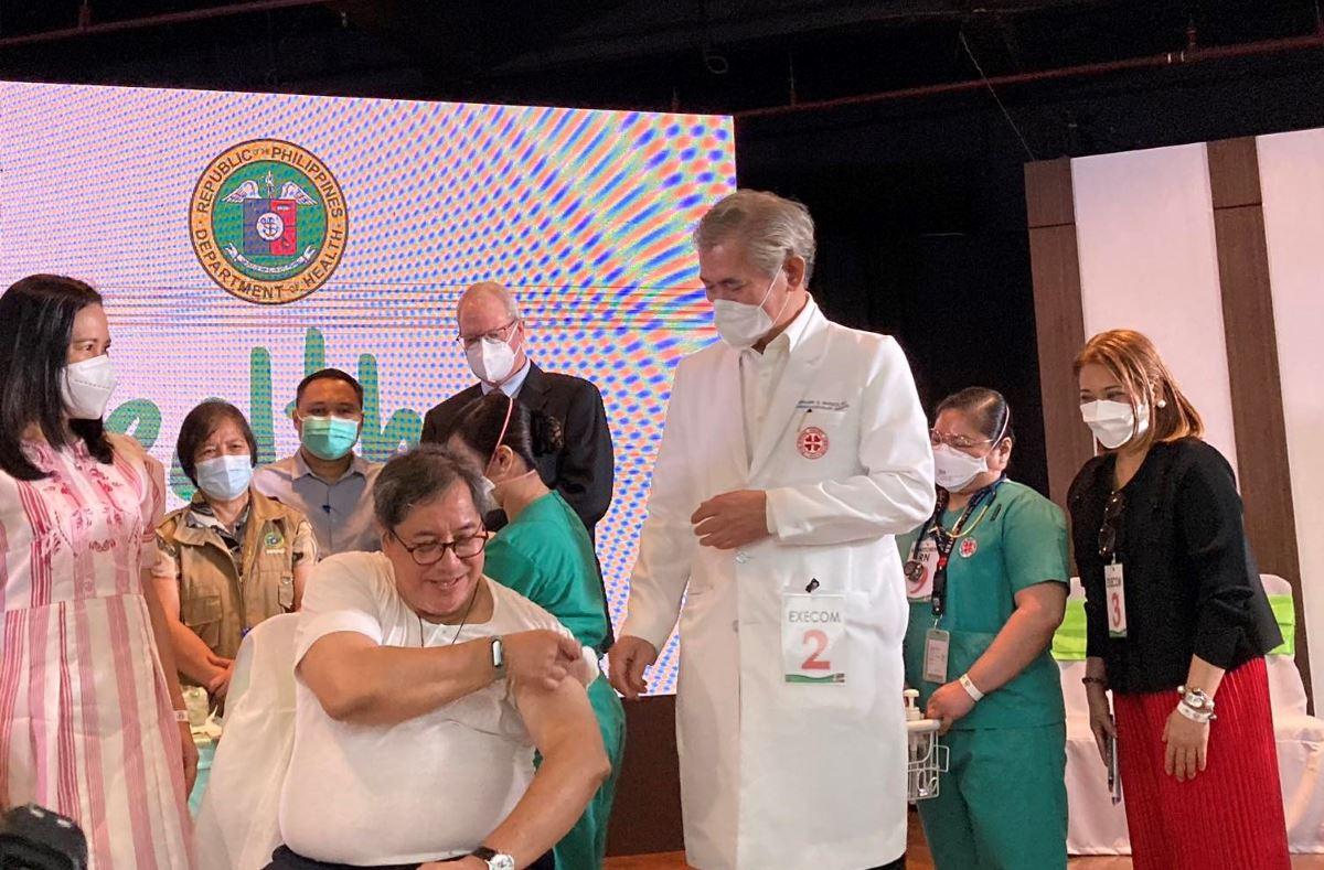 PH COVID-19 bivalent vaccination starts; Herbosa gets first jab in NCR