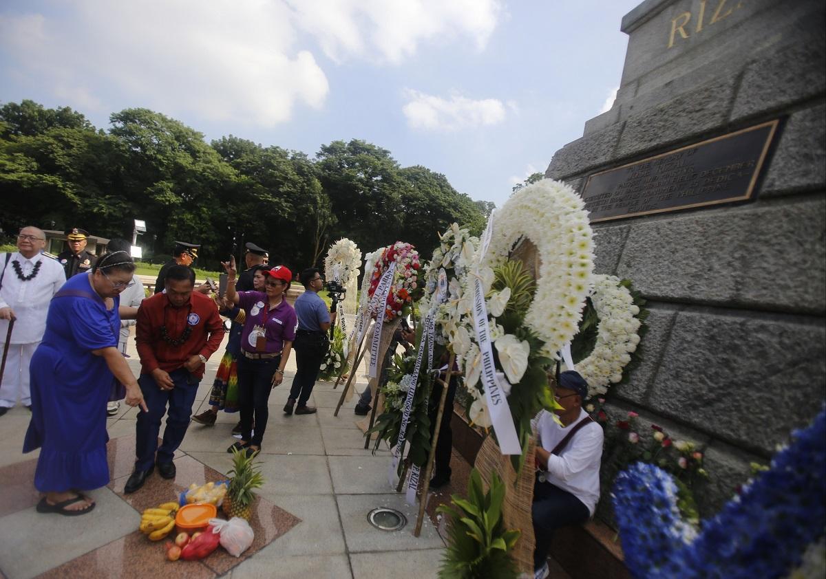 Celebrating Rizal’s birthday with fruit and tinola | Photos | GMA News