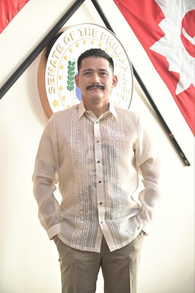 Sen. Robin Padilla wears a Barong that's less than P7,000 for Senate