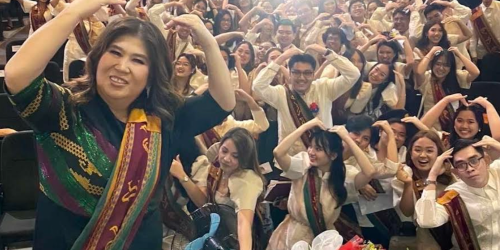 Jessica Soho just gave a speech at the UP College of Mass Communication graduation ceremony thumbnail