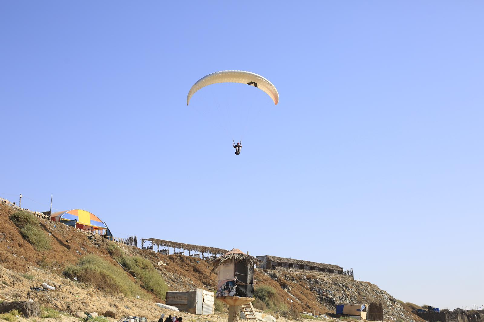 EU envoy paraglides off Gaza to show freedom ‘is the way forward’ | GMA News Online