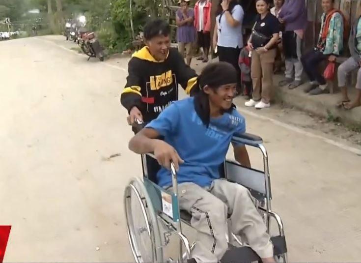 PWDs in Negros Oriental get wheelchairs from Kapuso Foundation