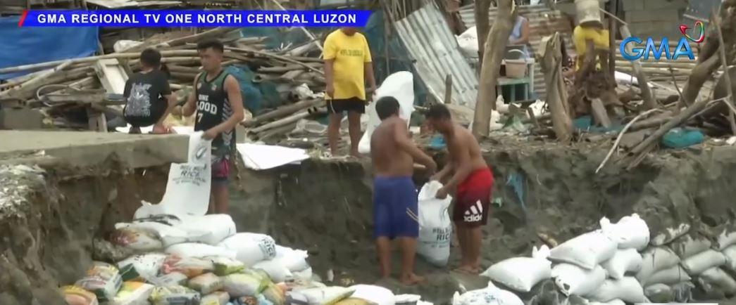 Ilocos Sur folk sandbag river to prevent more flooding