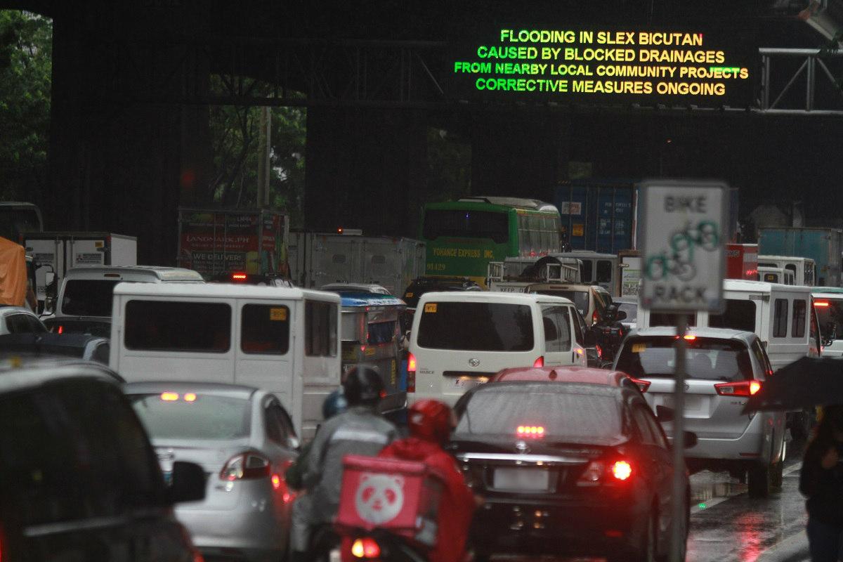 Flooding due to the torrential rains resulted in heavy traffic in the SouthLuzon Expressway-Alabang area.