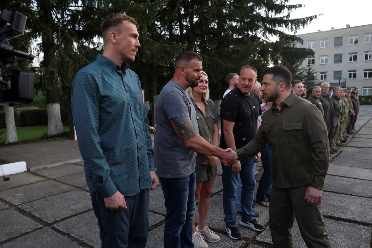 Ukraine's Zelensky brings home Azovstal commanders from Turkey on war's 500th day