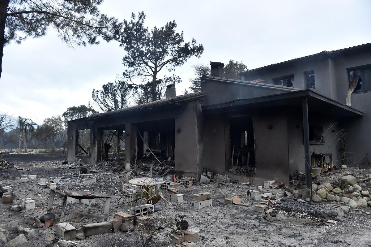 Fire destroys campsite and 500 hectares in south of France