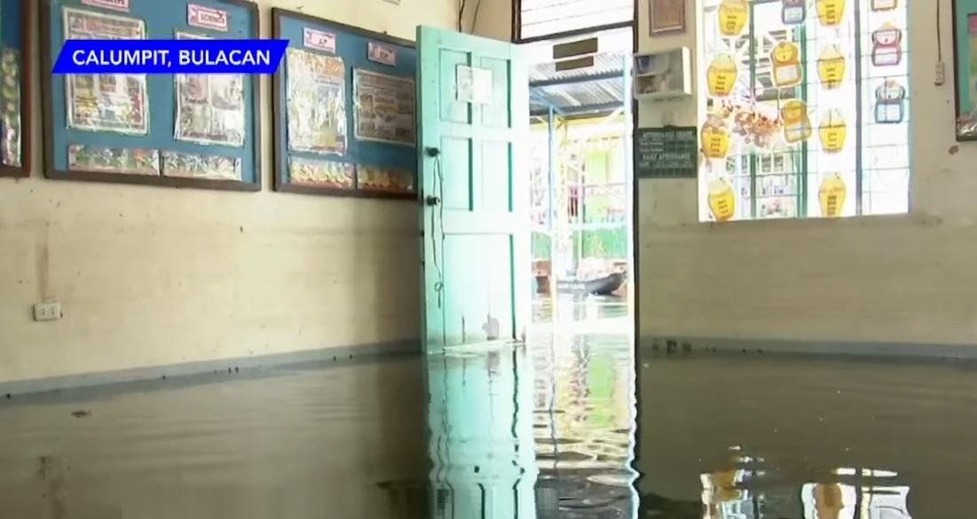 Calumpit school ready for first day of classes with some areas still flooded thumbnail