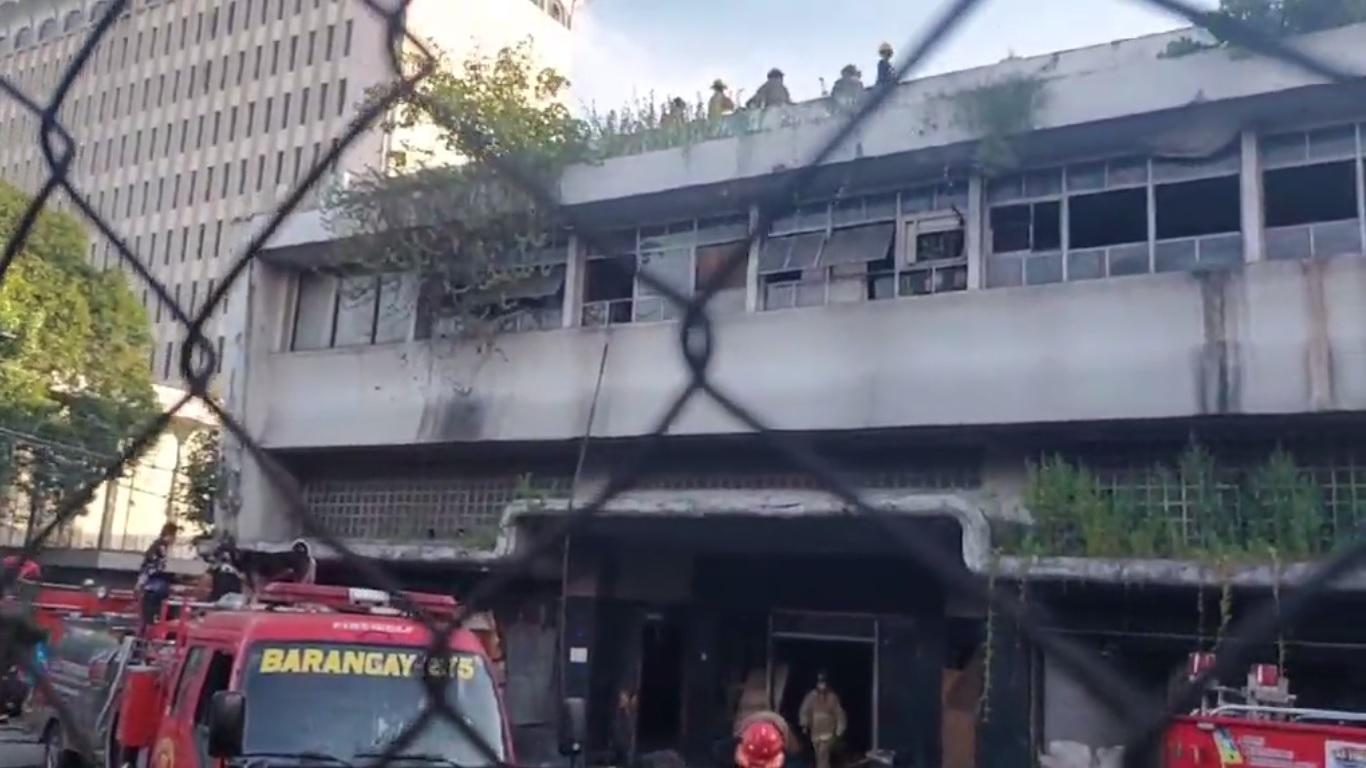 Rubbish fire sparks on roof of abandoned building in Port Area | GMA ...