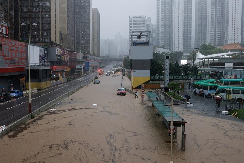 Hong Kong's heaviest rain in at least 140 years floods city streets ...