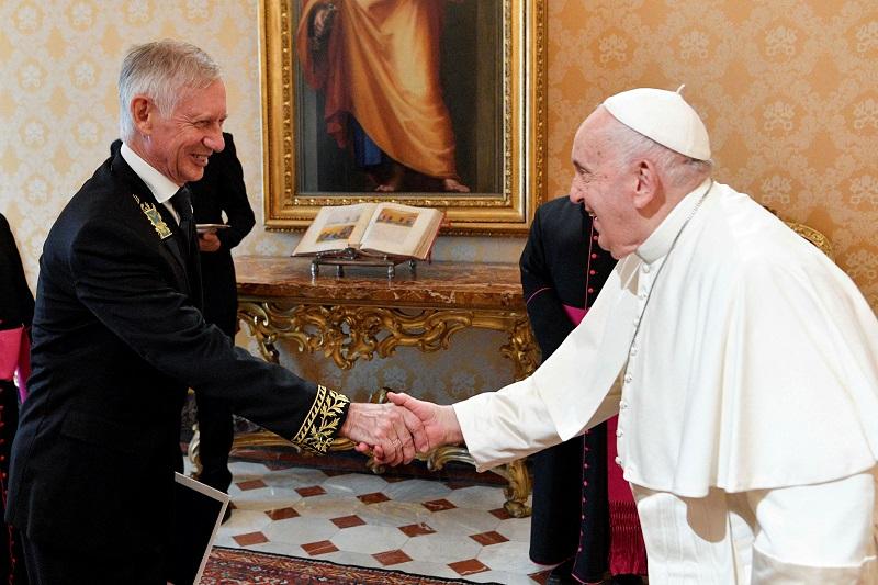Pope Francis receives new Russian envoy, vows to continue peace mission
