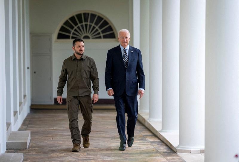 In Washington, Zelenskiy courts Congress, Biden on military aid thumbnail