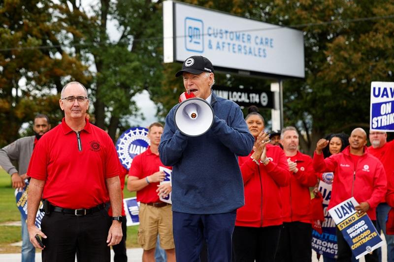 US President Joe Biden joins United Auto Workers picket line | Photos ...