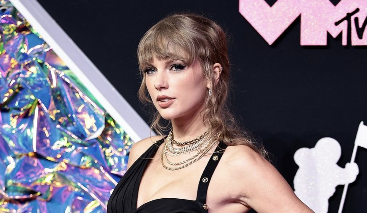 Taylor Swift makes surprise appearance at MTV VMAs 2023, quickly wins two awards