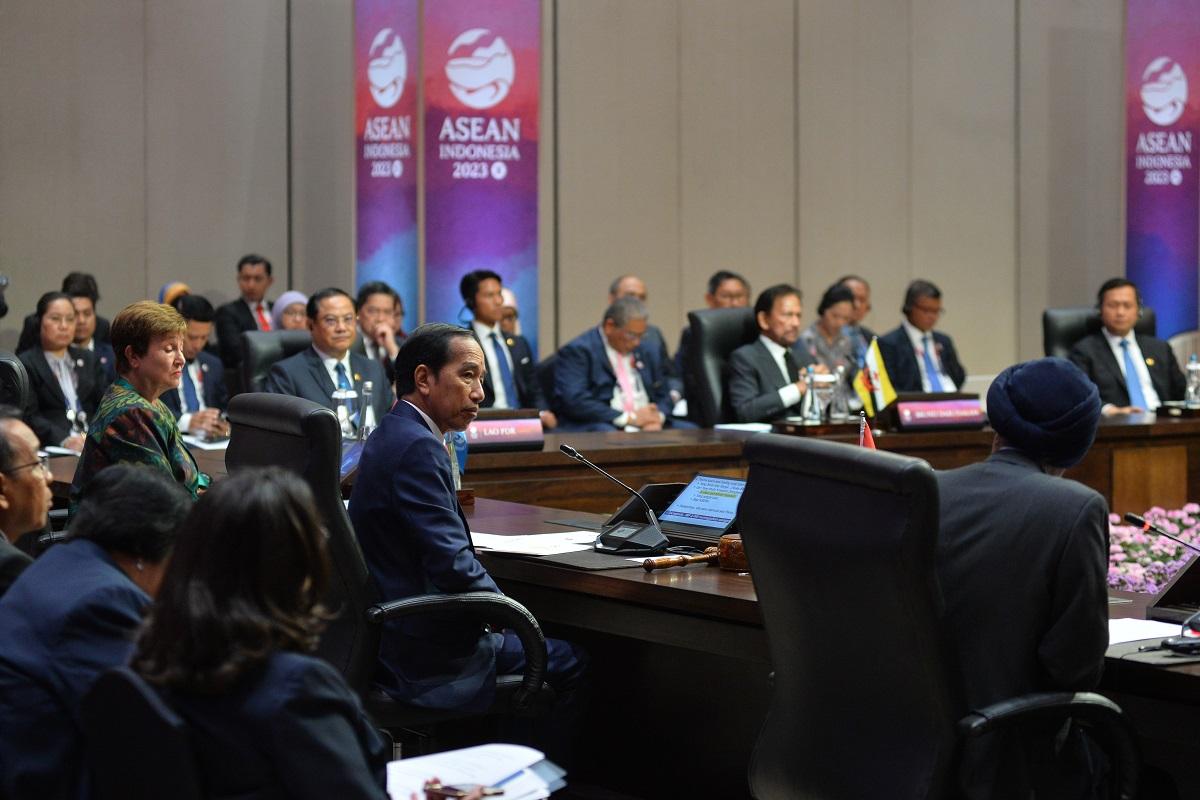 ASEAN states urged to be 'more solid, agile' as summit plenary session opens