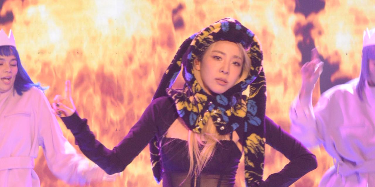 Sandara Park performs 'Festival' and 2NE1's 'I Am The Best' on 'It's Showtime'