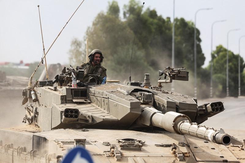 Israeli soldiers at border with Gaza