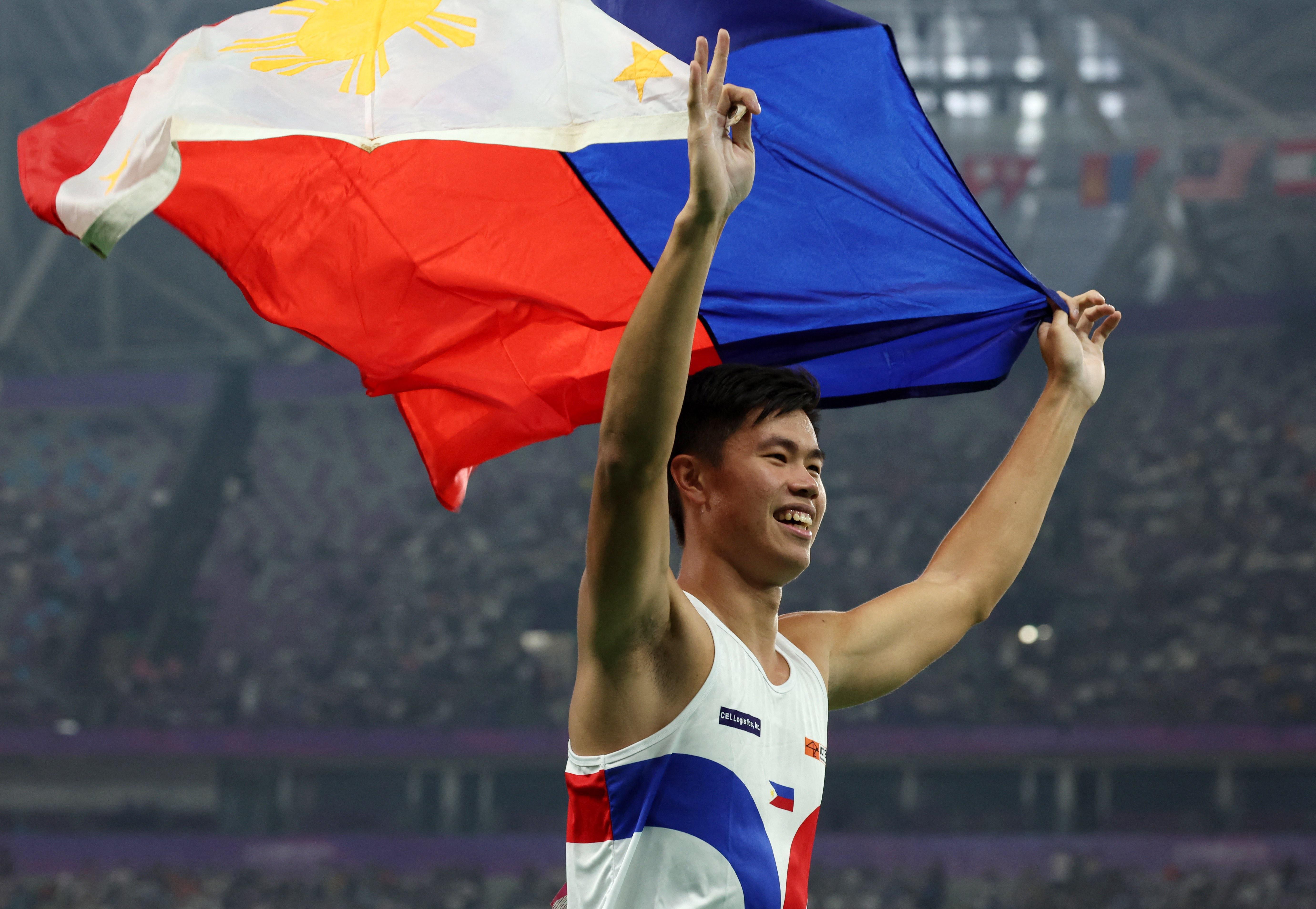 EJ Obiena with the Philippine flag at the 2024 Asian Games