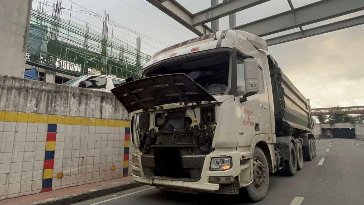 Breaking news: 22-wheeler truck na tumagilid sa Batasan Tunnel, naialis na thumbnail