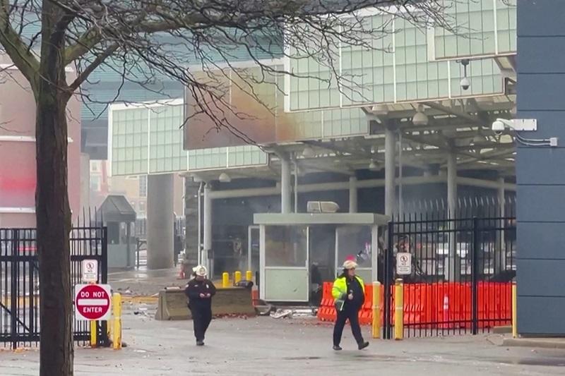 Vehicle explodes at Niagara Falls, forcing US-Canada border closings