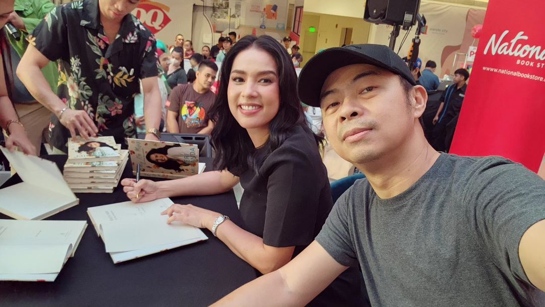 Neri Naig and her husband Chito Miranda during her book signing