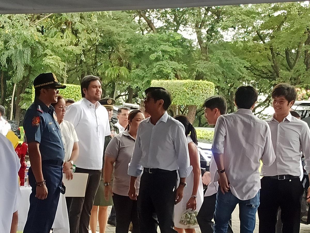 Marcos visits father's tomb in Libingan ng mga Bayani