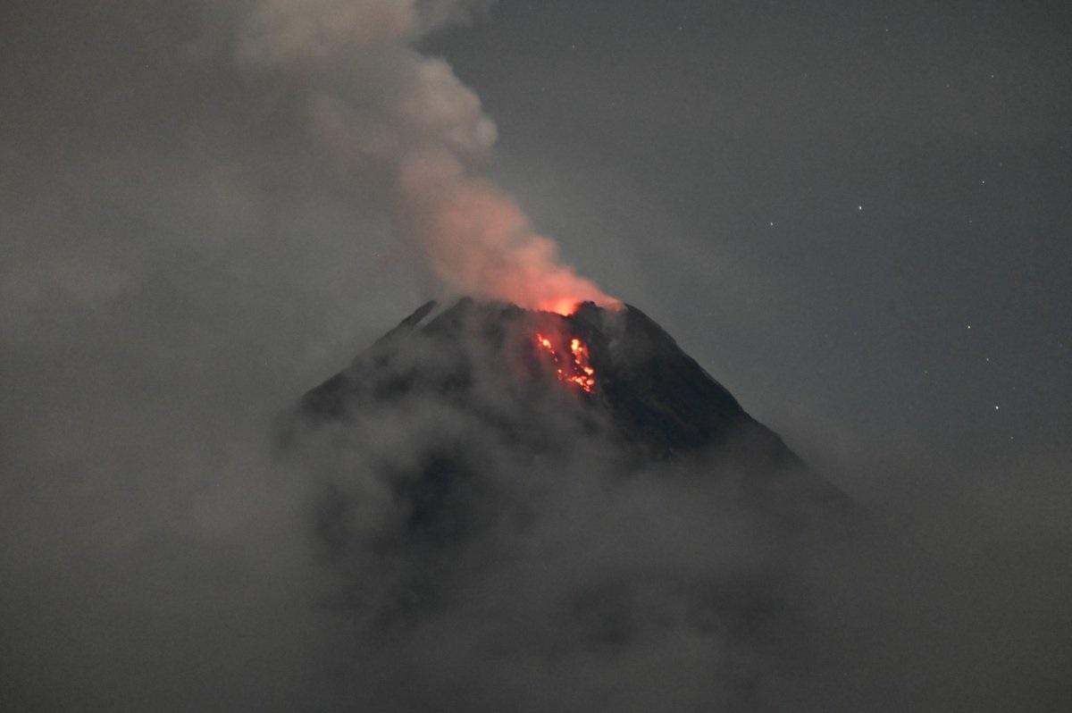 Mayon Volcano Glows From Incandescent Lava Flow Gma News Online 5600