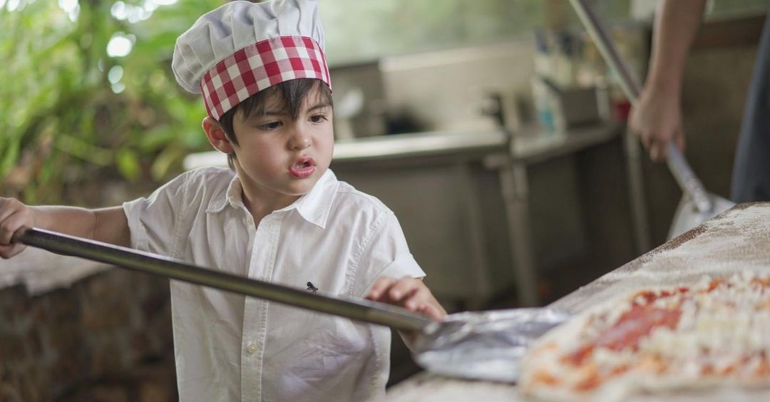 Sixto Dantes, son of Marian Rivera and Dingdong Dantes, making pizza